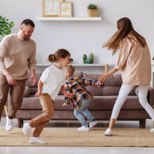 06-02-2022 Así es la influencia de la familia en el desarrollo emocional de los hijos.

que los padres son un espejo en el que se miran los hijos es algo consabido. Pero, esta influencia en el desarrollo de los más pequeños no solo se reduce a los gustos y otros patrones, sino que también puede observarse en el desarrollo de las emociones de los más pequeños de la casa. Así lo indica el estudio Social Class, parenting and child development: A Multidimensional approach.

SOCIEDAD
ISTOCK