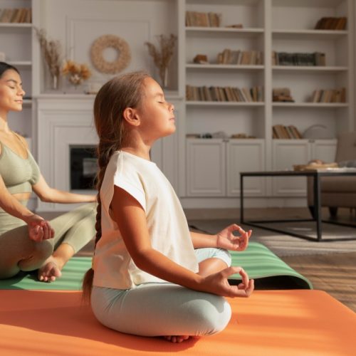 mujer-niña-meditando-1